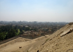 Вид с холма, на котором расположены пирамиды
