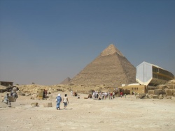 Пирамида хеопса и музей с ковчегом