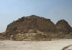 Малая пирамида (в которую мы спускались)