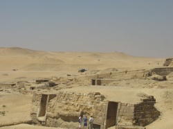 Развалины около пирамид