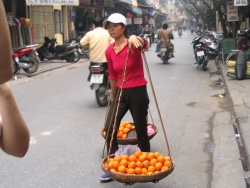 Продавец апельсинов.Ханой