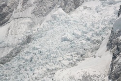 Ледник Кхумбу. Здесь можно разглядеть две группы восходителей.