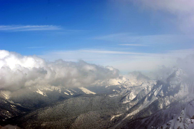 Вид с хребта Аибга (верхняя точка подъема гондолы) высота 2320 м.
