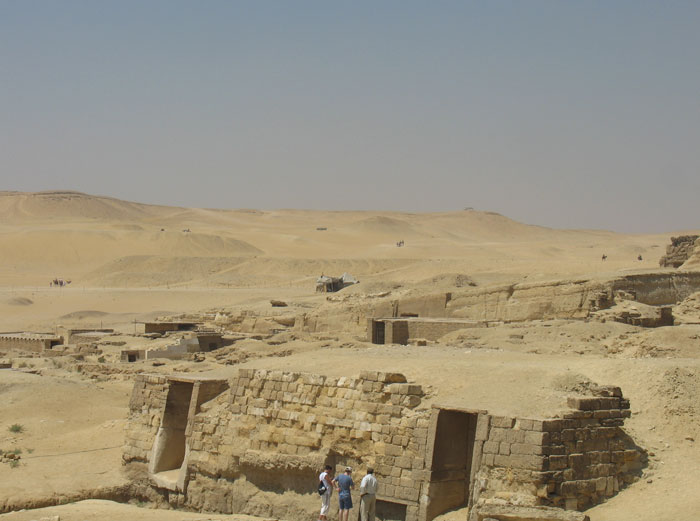 Развалины около пирамид