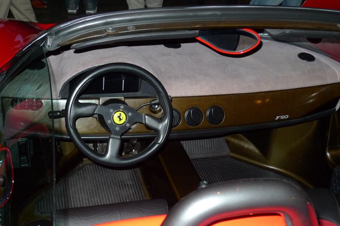Ferrari F50 внутри