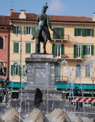 Фонтан на центральной площади Вероны