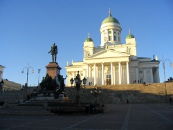 Памятник Александру 2-му, на фоне Кафедральный собор