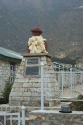 поселок Кумжунг (Khumjung). Памятник основателю детской школы сэру Эдмунду Хиллари. 