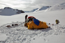 Базовый лагерь на леднике Горина (4250 м)