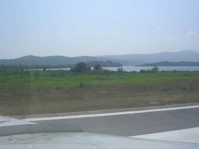 Посадка в аэропорту Тиват на берегу Бока-которской бухты.