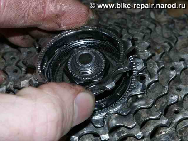 Как правильно поставить звездочку. Мотовелосипед крепление звезды. Звездочка заднее колесо велосипеда stels 320. Ведущая звездочка редуктора снегохода. Заднее колесо к16 кросс.