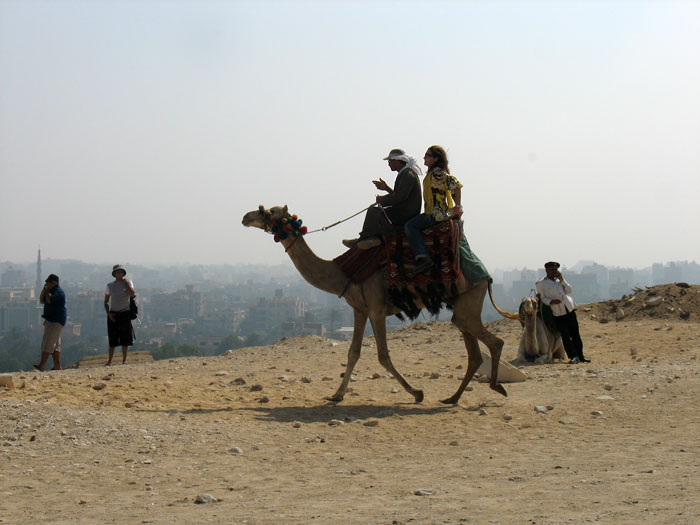 Бедуин везет туристку