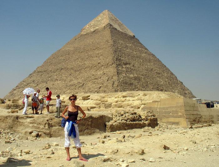 На фоне пирамиды Хеопса