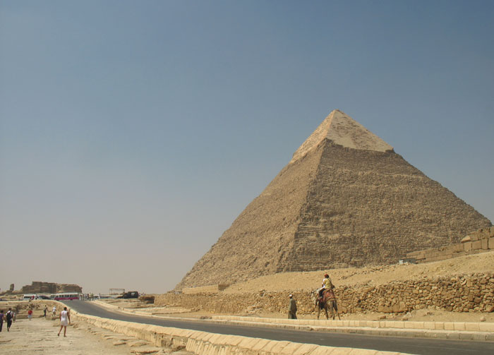 Трасса рядом с пирамидами