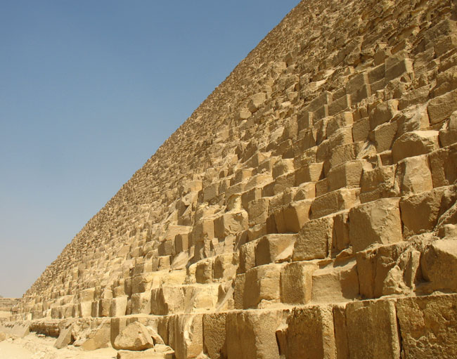 Угол наклона грани пирамиды 51 градус