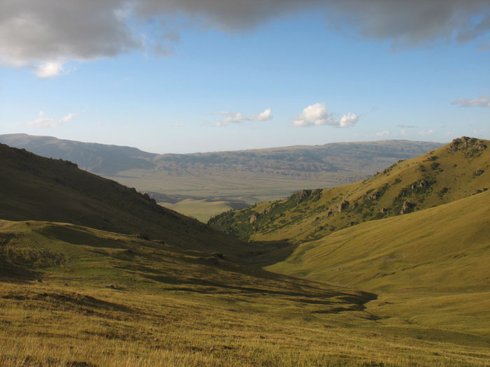 Вид с перевала Кызылаус на плато Ассы