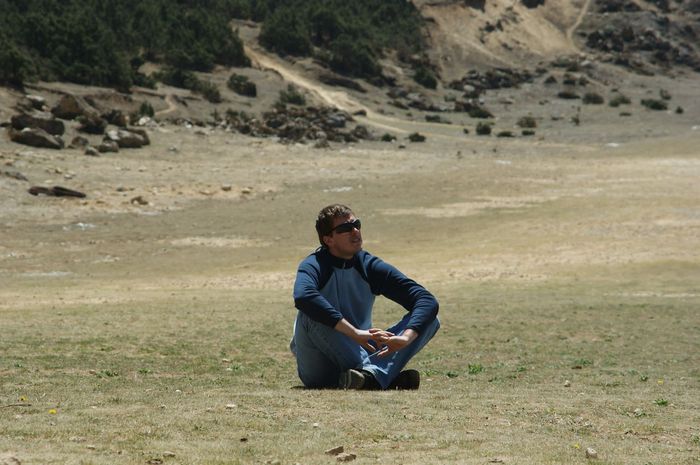 Вадик на взлетной  полосе аэропорта Намче-Базар высота 3800 м.